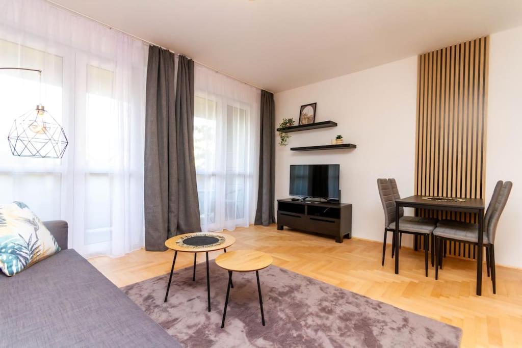Gozsdu White Raven 3 - Terrace And Free Underground Parking Apartment Budapest Bagian luar foto