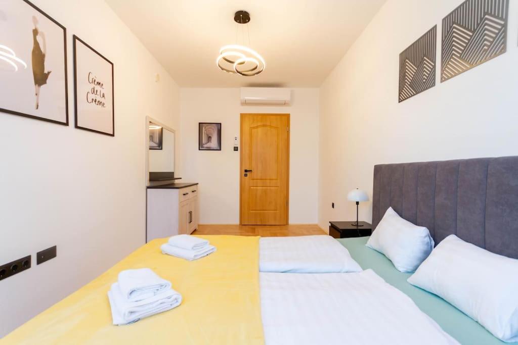 Gozsdu White Raven 3 - Terrace And Free Underground Parking Apartment Budapest Bagian luar foto