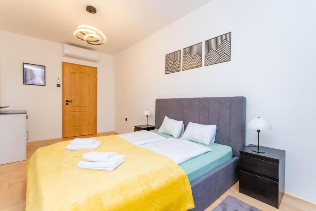 Gozsdu White Raven 3 - Terrace And Free Underground Parking Apartment Budapest Bagian luar foto